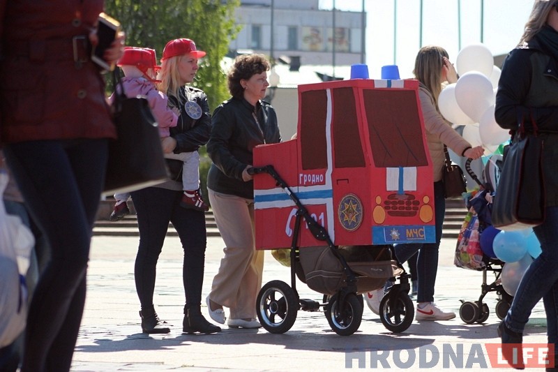 Ад Майдадыра да піратаў: у Гродне прайшоў трэці парад дзіцячых вазкоў Ад Майдадыра да піратаў: у Гродне прайшоў трэці парад дзіцячых вазкоў