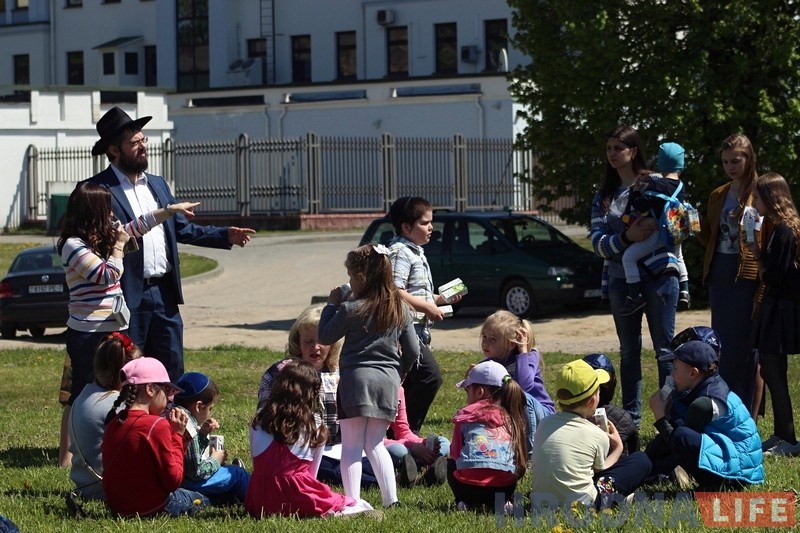 Дзіцячы парад, святочны стол і вогнішча: гродзенскія яўрэі каля сiнагогi адзначылi Лаг ба-Омер Дзіцячы парад, святочны стол і вогнішча: гродзенскія яўрэі каля сiнагогi адзначылi Лаг ба-Омер