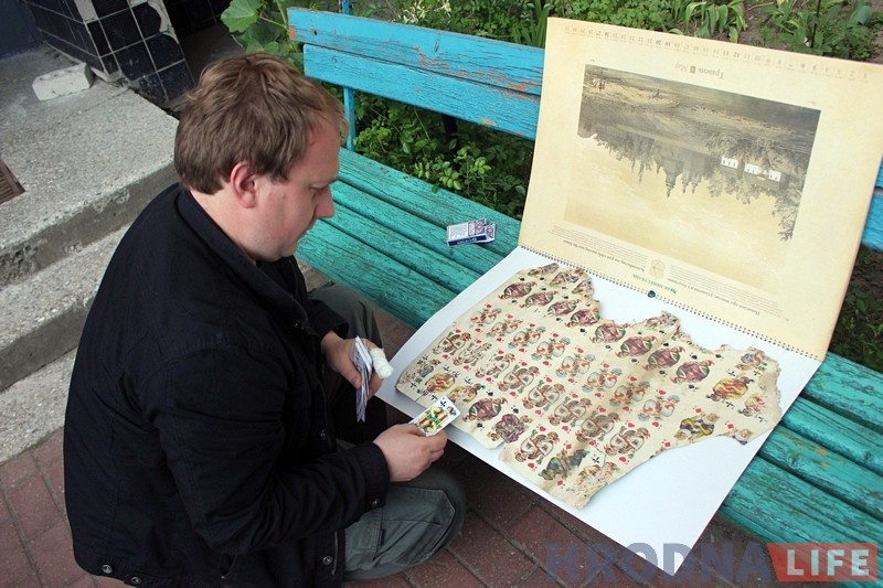 Сустрэча стагоддзяў: у Гродне параўналі старыя і новыя ігральныя карты Лапіных