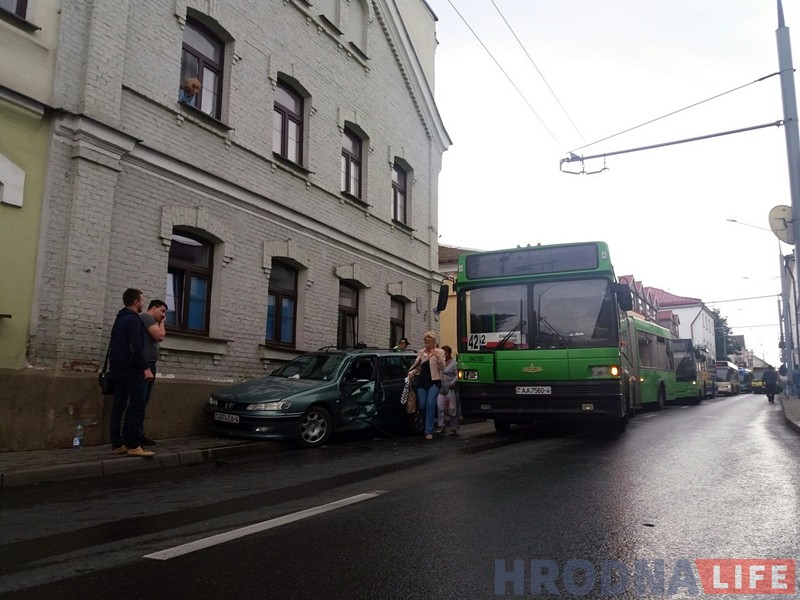На Кірава Peugeot сутыкнуўся з аўтобусам. Часова паралізаваны рух у цэнтры горада На Кірава Peugeot сутыкнуўся з аўтобусам. Часова паралізаваны рух у цэнтры горада