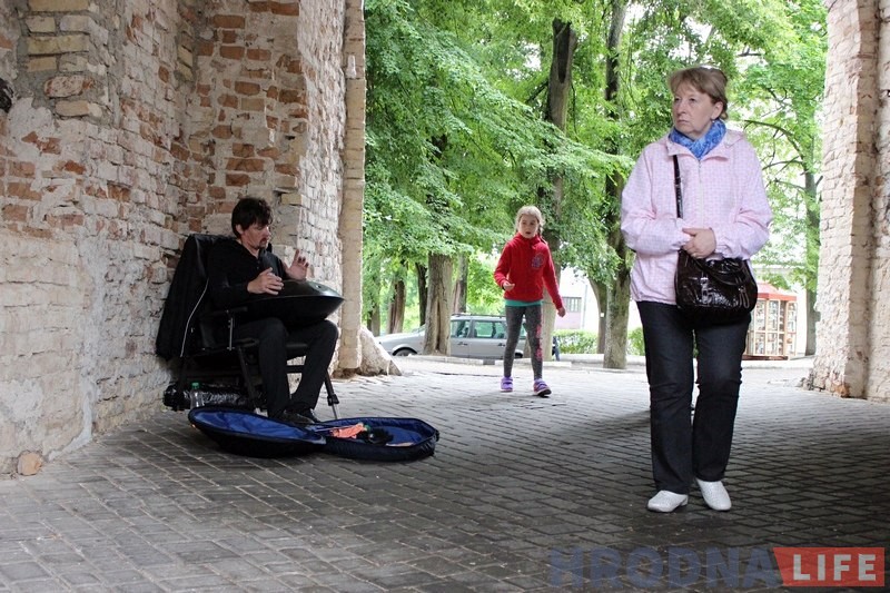"Мой інструмент стаў разыначкай горада". Гродзенец грае на хэндпане ў дворыку Старога замка