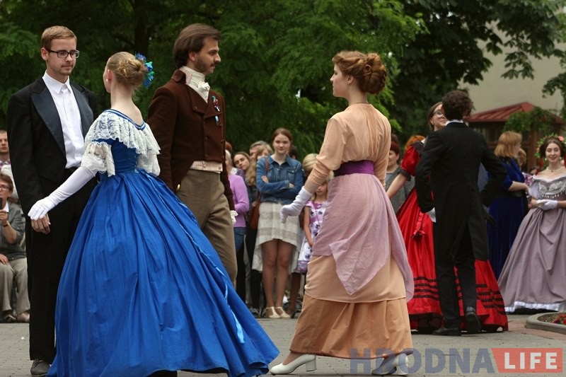 Летні баль прайшоў каля дома Ажэшкі ў Гродне Летні баль прайшоў каля дома Ажэшкі ў Гродне