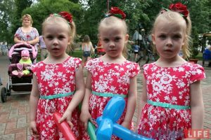 "Мы не двайняткі - мы трайняткі". У парку атракцыёнаў сабраліся аднолькавыя гродзенцы
