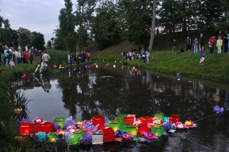 У парку Жылібера прайшоў фестываль водных ліхтарыкаў У парку Жылібера прайшоў фестываль водных ліхтарыкаў