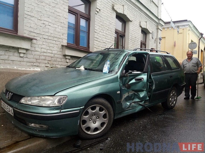 На Кірава Peugeot сутыкнуўся з аўтобусам. Часова паралізаваны рух у цэнтры горада На Кірава Peugeot сутыкнуўся з аўтобусам. Часова паралізаваны рух у цэнтры горада