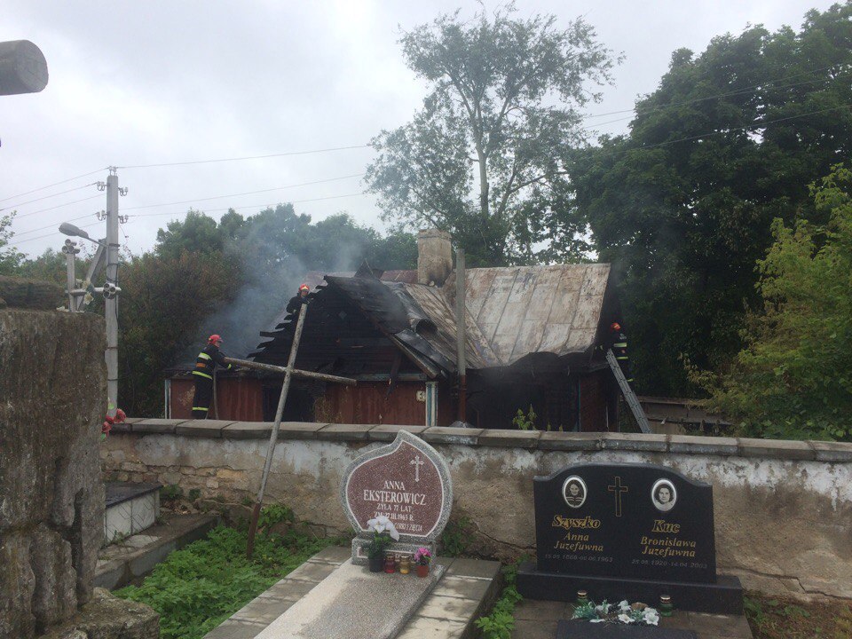 На Падольнай ля старых могілак гарэў закінуты дом