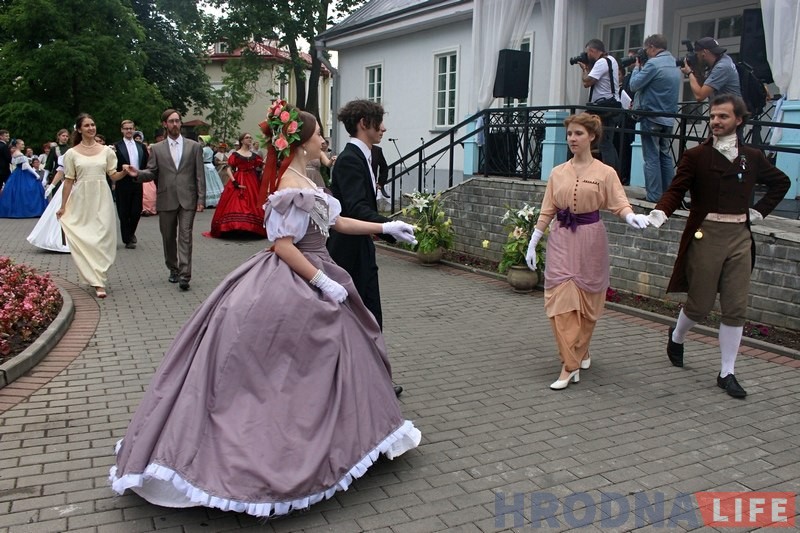 Летні баль прайшоў каля дома Ажэшкі ў Гродне Летні баль прайшоў каля дома Ажэшкі ў Гродне