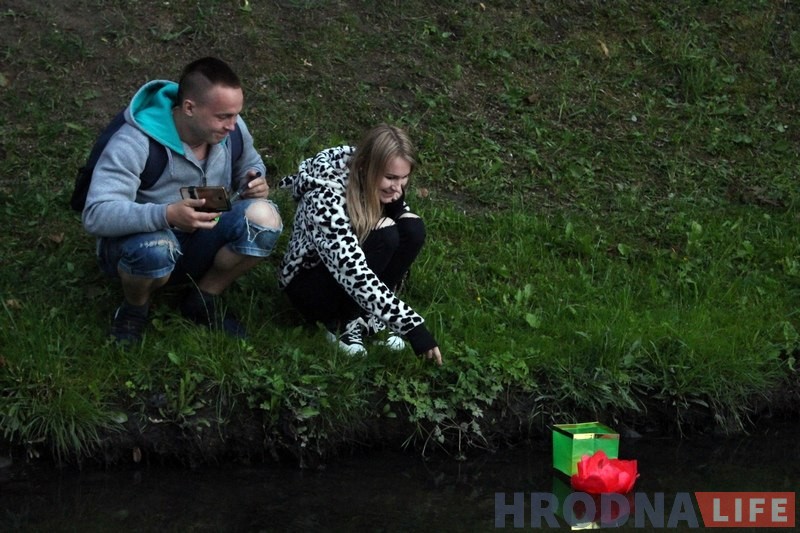 У парку Жылібера прайшоў фестываль водных ліхтарыкаў У парку Жылібера прайшоў фестываль водных ліхтарыкаў