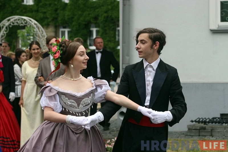 Летні баль прайшоў каля дома Ажэшкі ў Гродне Летні баль прайшоў каля дома Ажэшкі ў Гродне