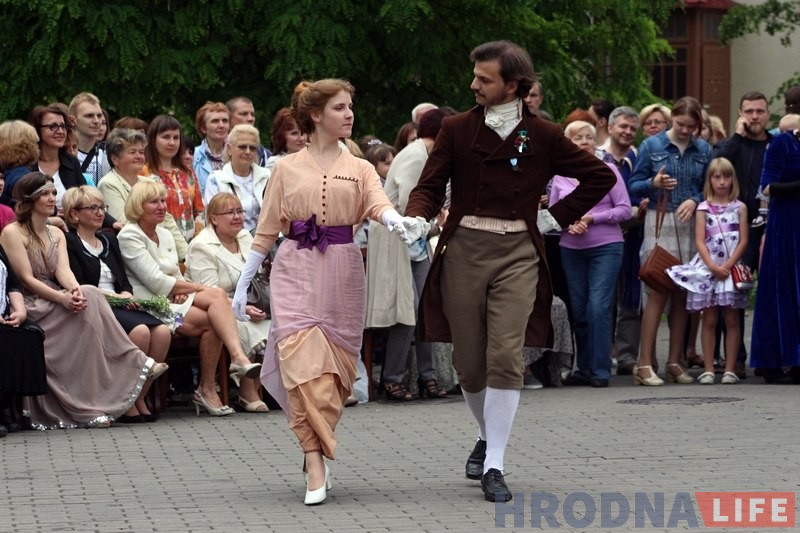 Летні баль прайшоў каля дома Ажэшкі ў Гродне Летні баль прайшоў каля дома Ажэшкі ў Гродне
