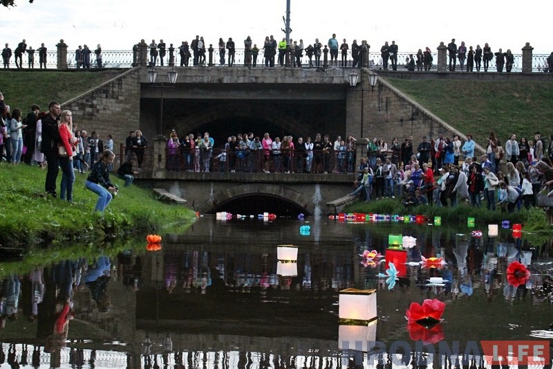 У парку Жылібера прайшоў фестываль водных ліхтарыкаў У парку Жылібера прайшоў фестываль водных ліхтарыкаў