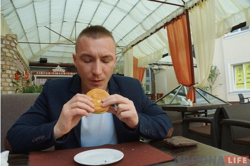 Пяць гродзенскіх бургераў: эксперт пакаштаваў вулічны фаст-фуд на сляпой дэгустацыі