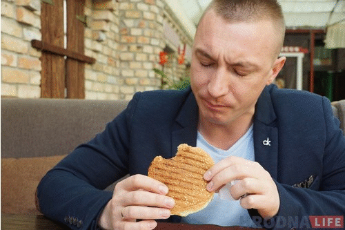 Пяць гродзенскіх бургераў: эксперт пакаштаваў вулічны фаст-фуд на сляпой дэгустацыі