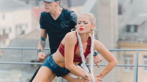 "Дэнсхол танцуюць не толькі дзяўчаты". Оля Лета танцуе на даху гандлёвага дома "Нёман"