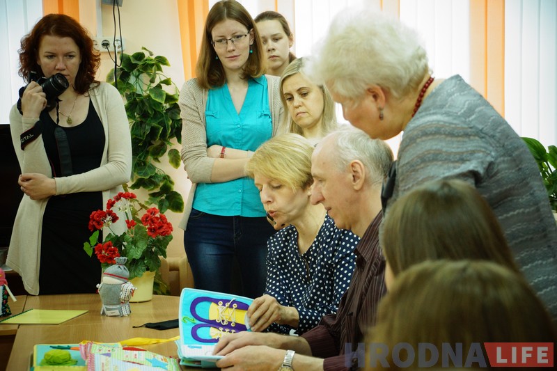 Калі не можаш падзяліцца зрокам. Як гродзенскія школьнікі ствараюць кнігі для невідушчых дзяцей