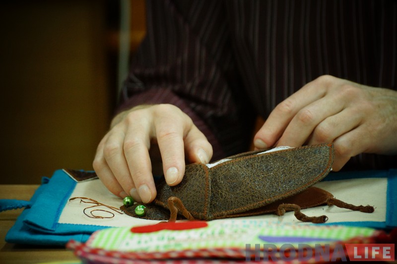 Калі не можаш падзяліцца зрокам. Як гродзенскія школьнікі ствараюць кнігі для невідушчых дзяцей