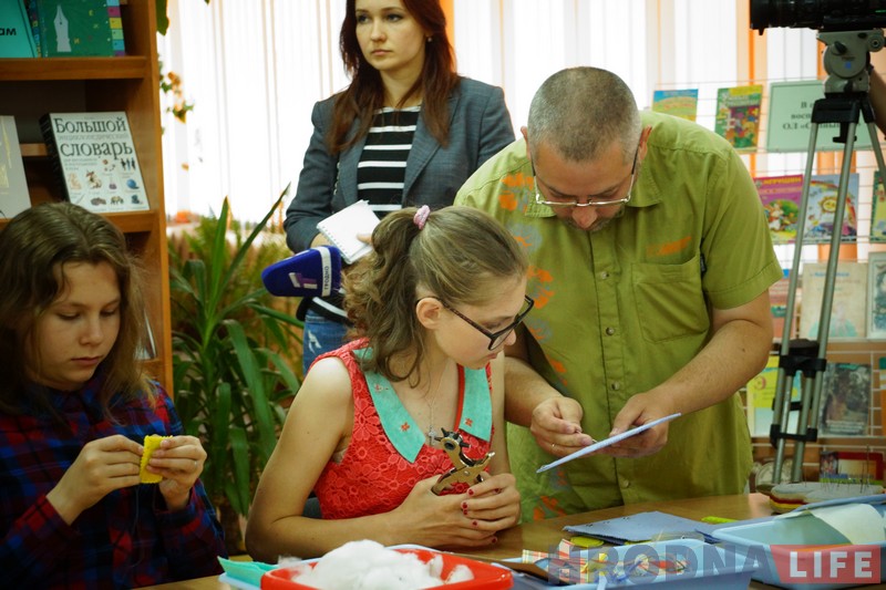 Калі не можаш падзяліцца зрокам. Як гродзенскія школьнікі ствараюць кнігі для невідушчых дзяцей