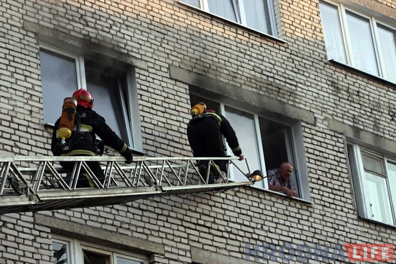 Пажарныя выратавалі гродзенца з палаючай кватэры на Карбышава Пажарныя выратавалі гродзенца з палаючай кватэры на Карбышава