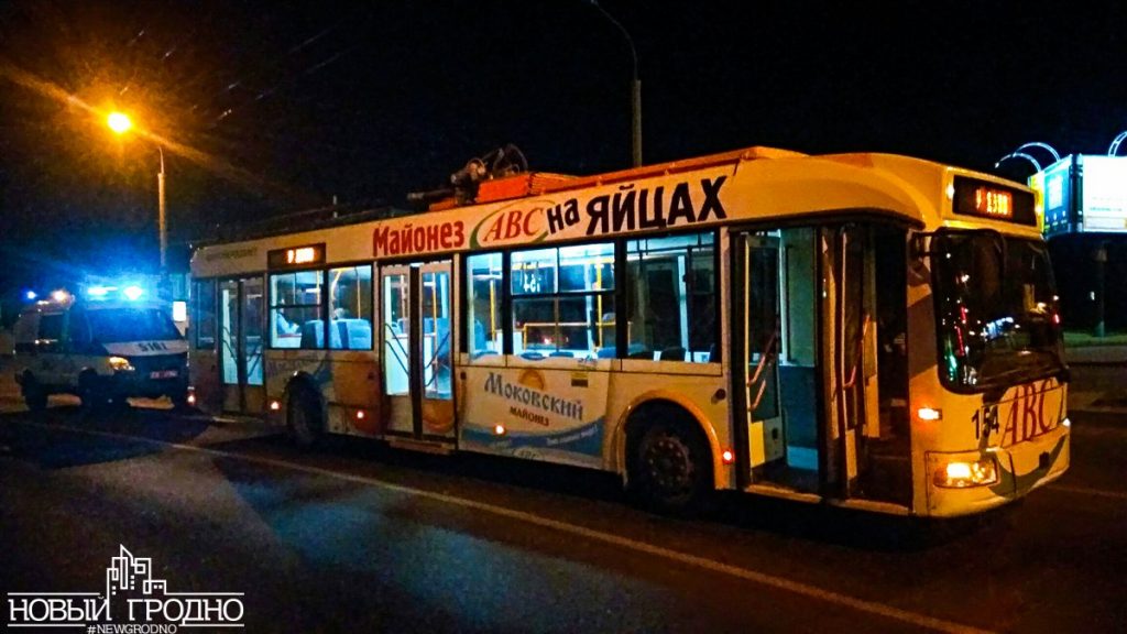 Ноччу невядомыя стралялі ў цэнтры Гродна і пашкодзілі тралейбус