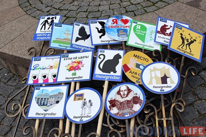 Зрабіць сэлфі, купіць кветкі і пакарміць галубоў. У Гродне усталёўваюць чарговую партыю незвычайных дарожных знакаў