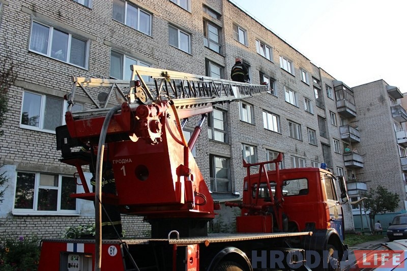 Пажарныя выратавалі гродзенца з палаючай кватэры на Карбышава Пажарныя выратавалі гродзенца з палаючай кватэры на Карбышава