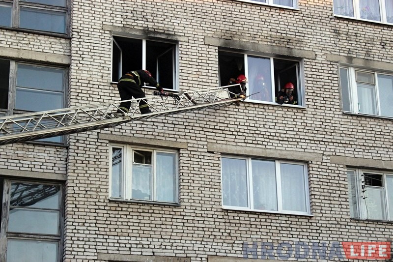 Пажарныя выратавалі гродзенца з палаючай кватэры на Карбышава Пажарныя выратавалі гродзенца з палаючай кватэры на Карбышава
