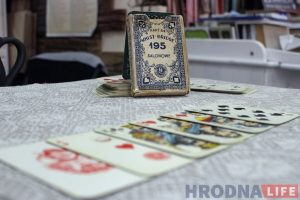 Калода карт з фабрыкі братоў Лапіных для вісты і брыджа - 54 карты. Такія карты друкаваліся ў 1930-я гады ў Гродне. Гэтая калода належыць Аляксандру Мілінкевічу