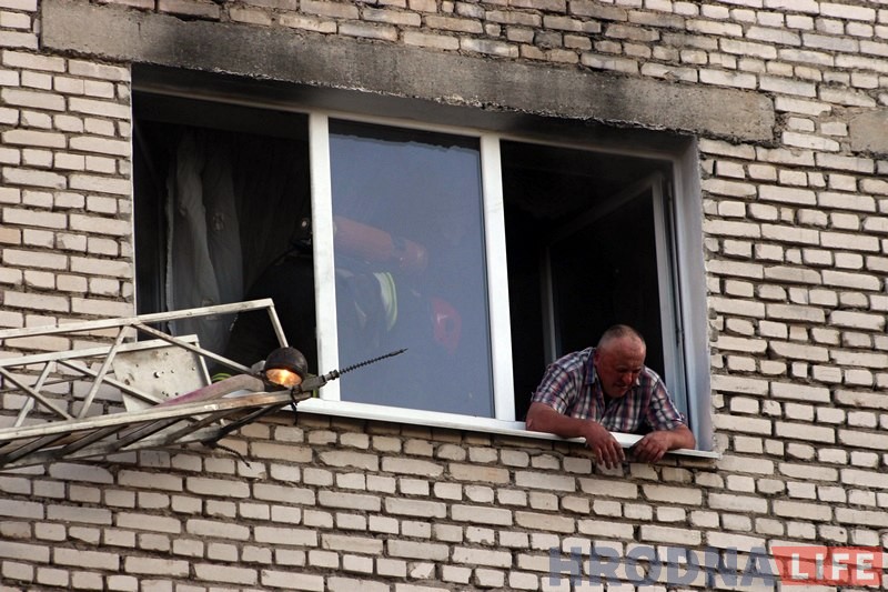 Пажарныя выратавалі гродзенца з палаючай кватэры на Карбышава Пажарныя выратавалі гродзенца з палаючай кватэры на Карбышава