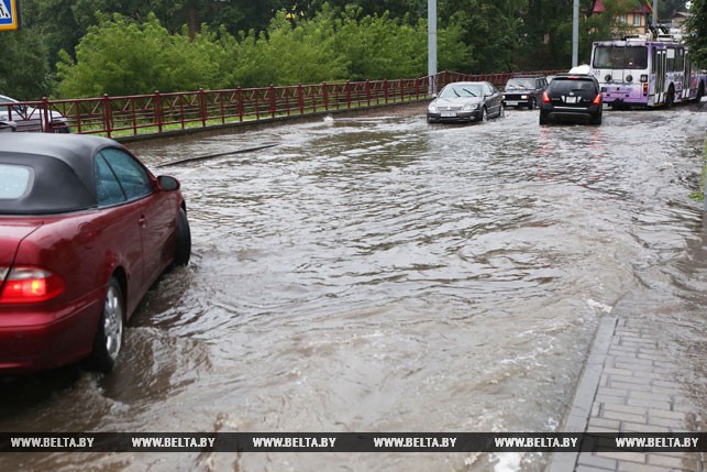 Моцныя дажджы працягваюць затапліваць Гродна Моцныя дажджы працягваюць затапліваць Гродна