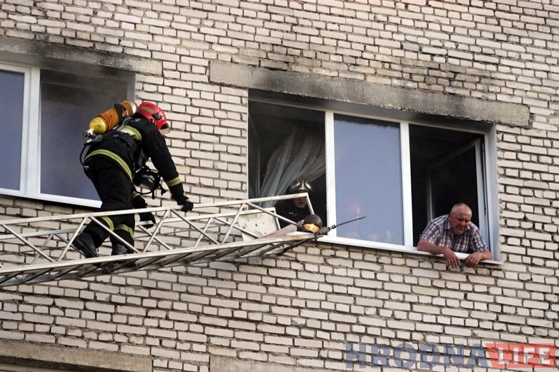 Пажарныя выратавалі гродзенца з палаючай кватэры на Карбышава Пажарныя выратавалі гродзенца з палаючай кватэры на Карбышава