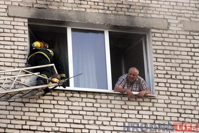 Пажарныя выратавалі гродзенца з палаючай кватэры на Карбышава Пажарныя выратавалі гродзенца з палаючай кватэры на Карбышава
