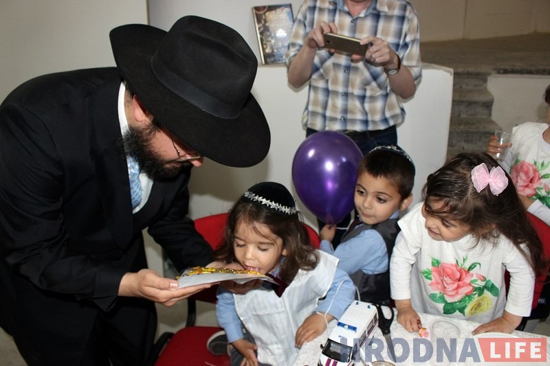 Першую стрыжку яўрэйскага хлопчыка паказалі ў гродзенскай сінагозе