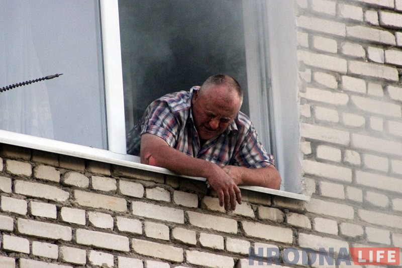 Пажарныя выратавалі гродзенца з палаючай кватэры на Карбышава Пажарныя выратавалі гродзенца з палаючай кватэры на Карбышава