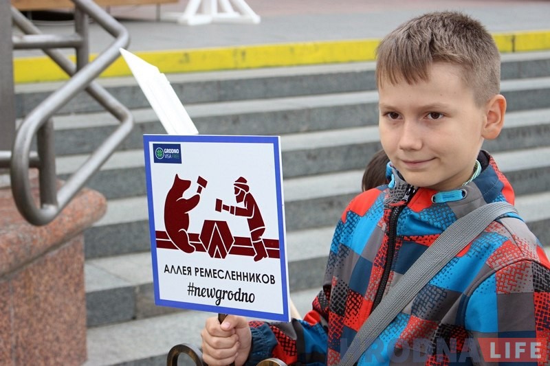 Зрабіць сэлфі, купіць кветкі і пакарміць галубоў. У Гродне усталёўваюць чарговую партыю незвычайных дарожных знакаў