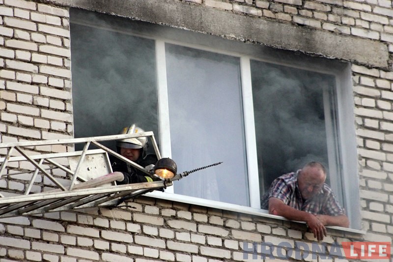 Пажарныя выратавалі гродзенца з палаючай кватэры на Карбышава Пажарныя выратавалі гродзенца з палаючай кватэры на Карбышава
