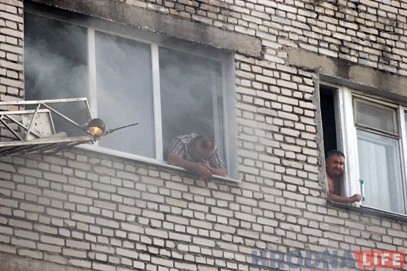 Пажарныя выратавалі гродзенца з палаючай кватэры на Карбышава Пажарныя выратавалі гродзенца з палаючай кватэры на Карбышава