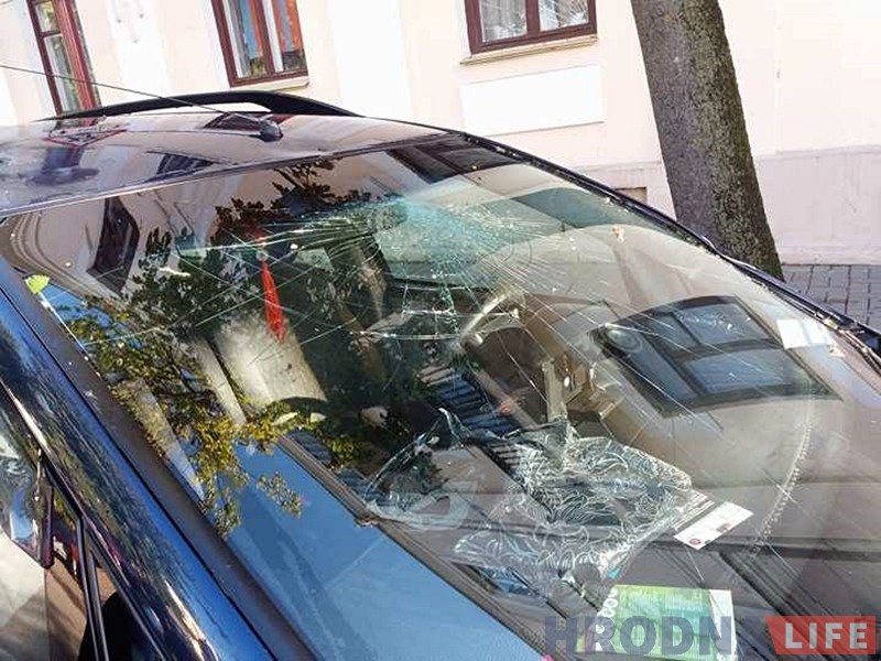 Моцны вецер валіў у Гродне дрэвы: ёсць пашкоджаныя машыны Моцны вецер валіў у Гродне дрэвы: ёсць пашкоджаныя машыны