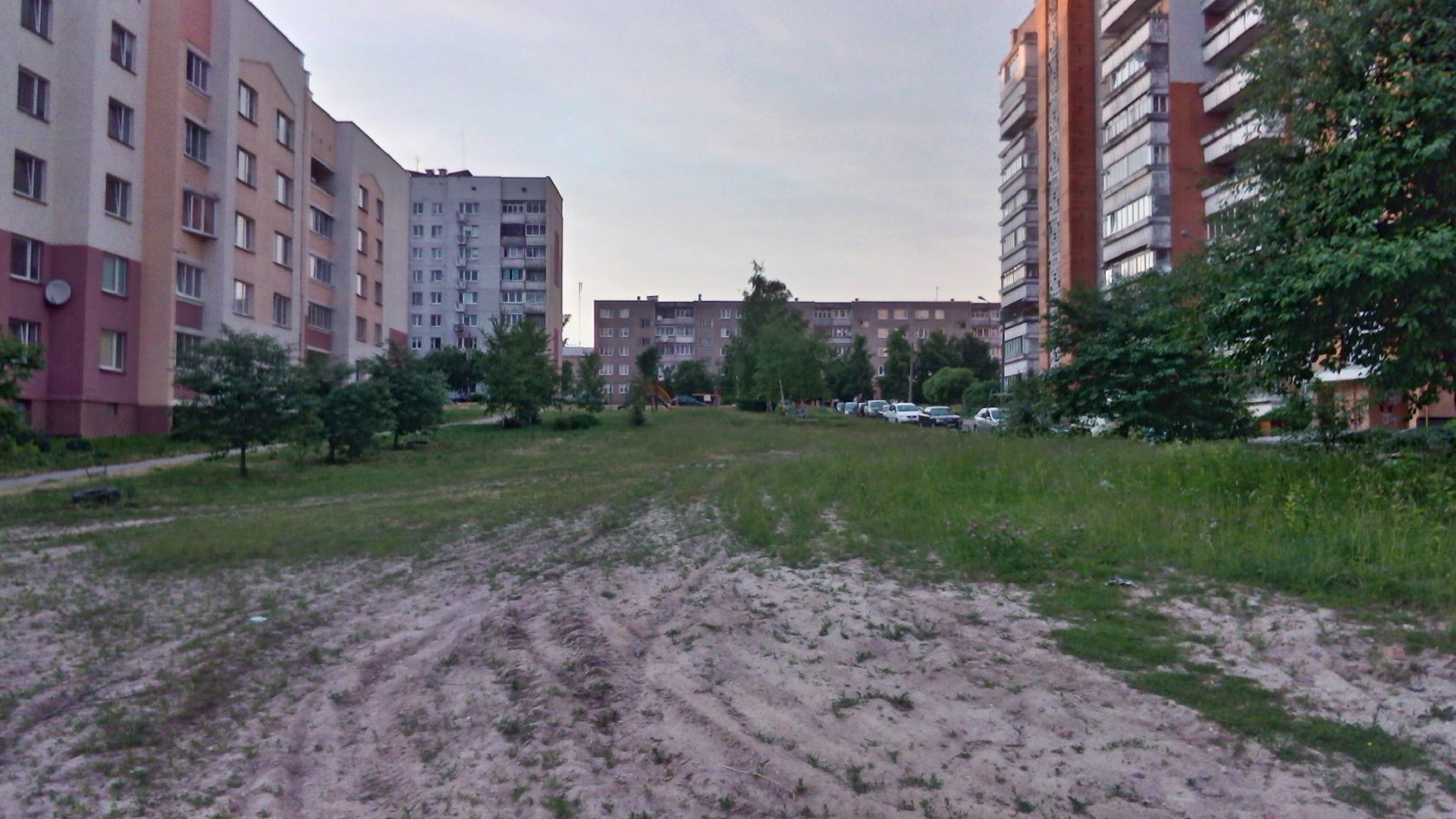 "Харошы раён, але рабіць тут няма чаго". Гродзенцы абмеркавалі шэрыя зялёныя зоны Дзевятоўкі і іншых спальных раёнаў