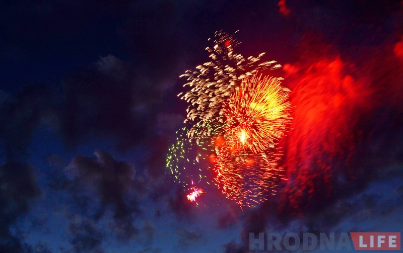 Фота: салют Незалежнасці ў хмарным небе над Гродна Фота: салют Незалежнасці ў хмарным небе над Гродна