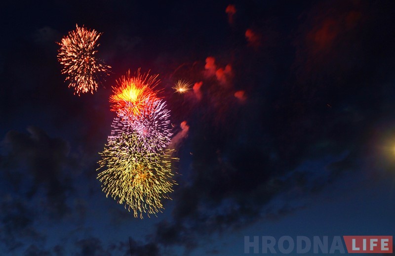 Фота: салют Незалежнасці ў хмарным небе над Гродна Фота: салют Незалежнасці ў хмарным небе над Гродна