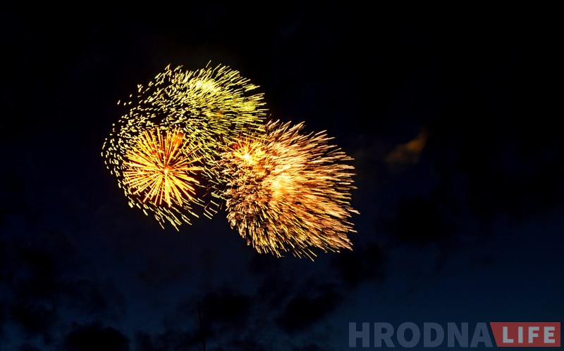 Фота: салют Незалежнасці ў хмарным небе над Гродна Фота: салют Незалежнасці ў хмарным небе над Гродна