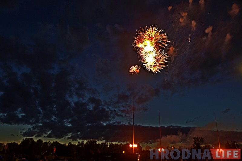 Фота: салют Незалежнасці ў хмарным небе над Гродна Фота: салют Незалежнасці ў хмарным небе над Гродна