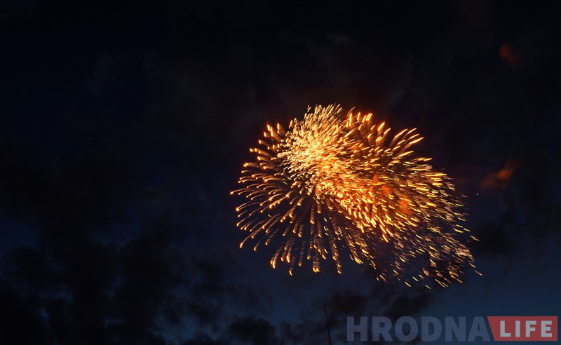 Фота: салют Незалежнасці ў хмарным небе над Гродна Фота: салют Незалежнасці ў хмарным небе над Гродна