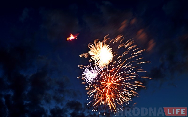Фота: салют Незалежнасці ў хмарным небе над Гродна Фота: салют Незалежнасці ў хмарным небе над Гродна