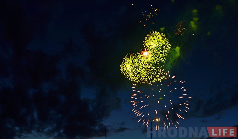 Фота: салют Незалежнасці ў хмарным небе над Гродна Фота: салют Незалежнасці ў хмарным небе над Гродна