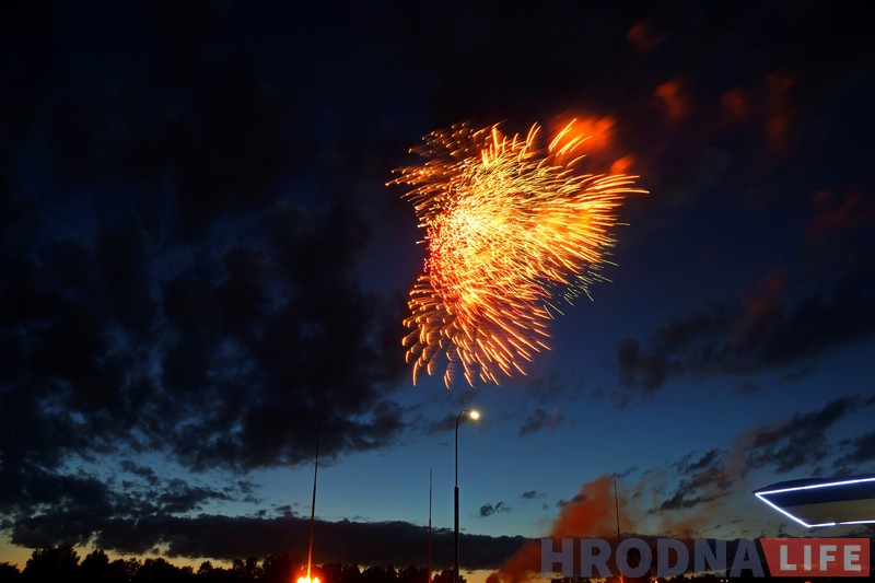 Фота: салют Незалежнасці ў хмарным небе над Гродна Фота: салют Незалежнасці ў хмарным небе над Гродна