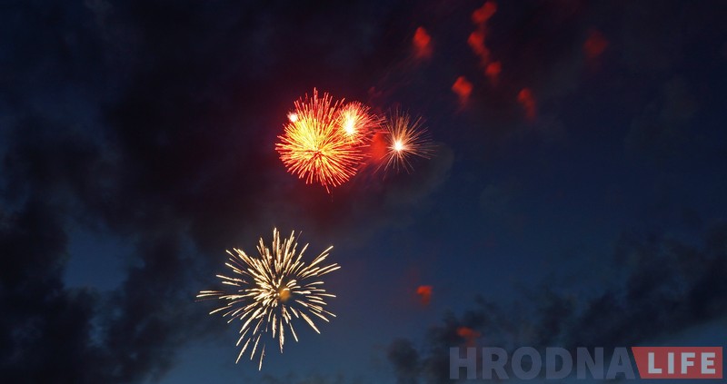 Фота: салют Незалежнасці ў хмарным небе над Гродна Фота: салют Незалежнасці ў хмарным небе над Гродна