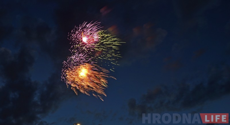 Фота: салют Незалежнасці ў хмарным небе над Гродна Фота: салют Незалежнасці ў хмарным небе над Гродна