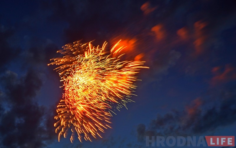 Фота: салют Незалежнасці ў хмарным небе над Гродна Фота: салют Незалежнасці ў хмарным небе над Гродна