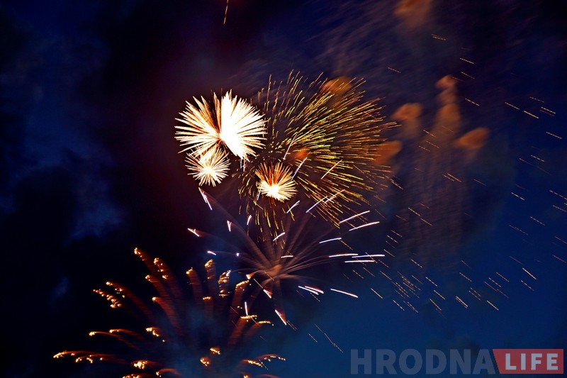 Фота: салют Незалежнасці ў хмарным небе над Гродна Фота: салют Незалежнасці ў хмарным небе над Гродна